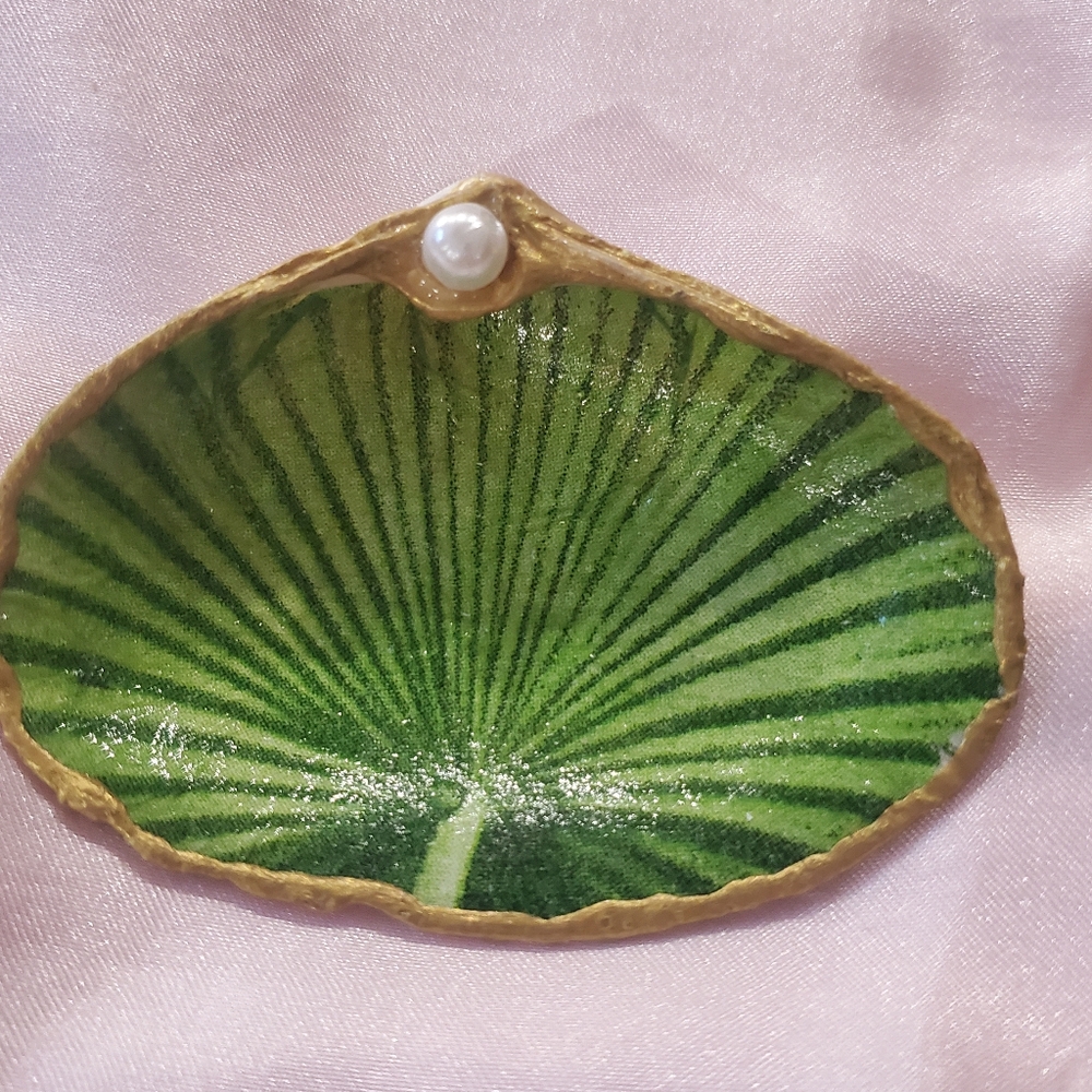 PALM LEAF EMBELLISHED SEASHELL